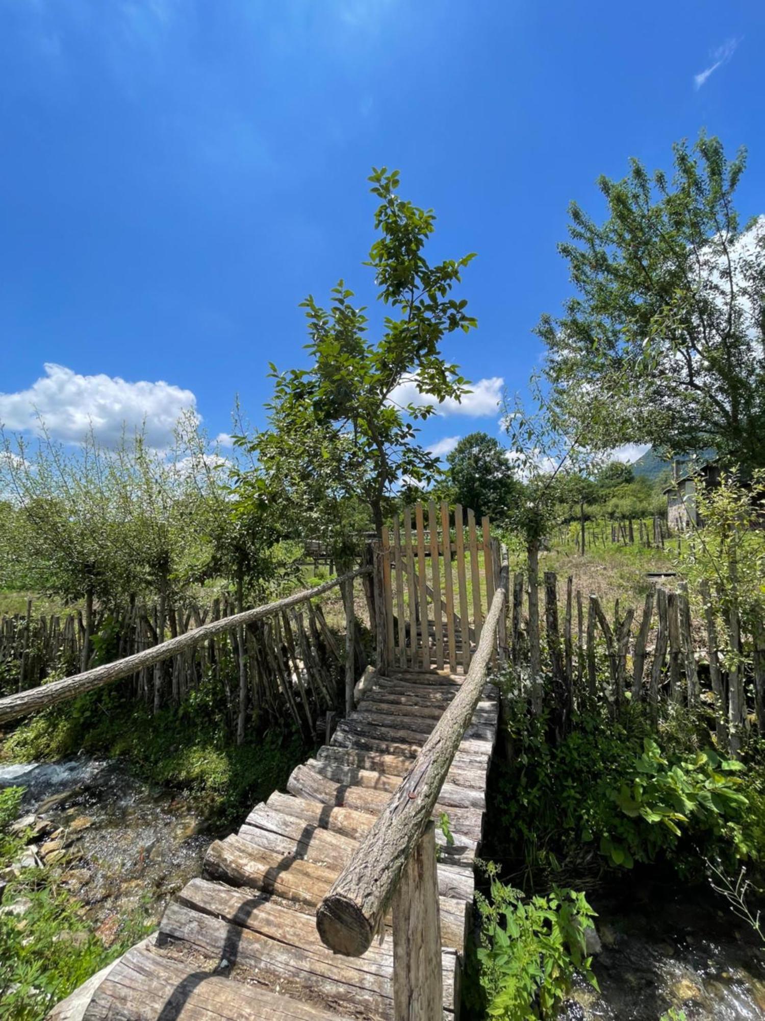 Kirta Hotel Gordi Buitenkant foto